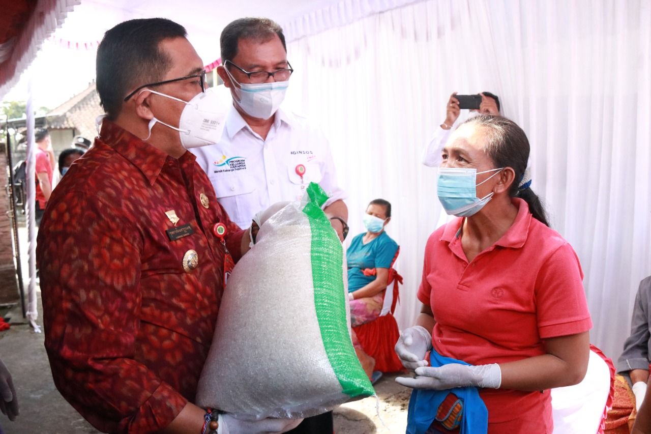 podiumnews.com-Bupati Sanjaya Salurkan Bantuan  untuk Masyarakat Tabanan